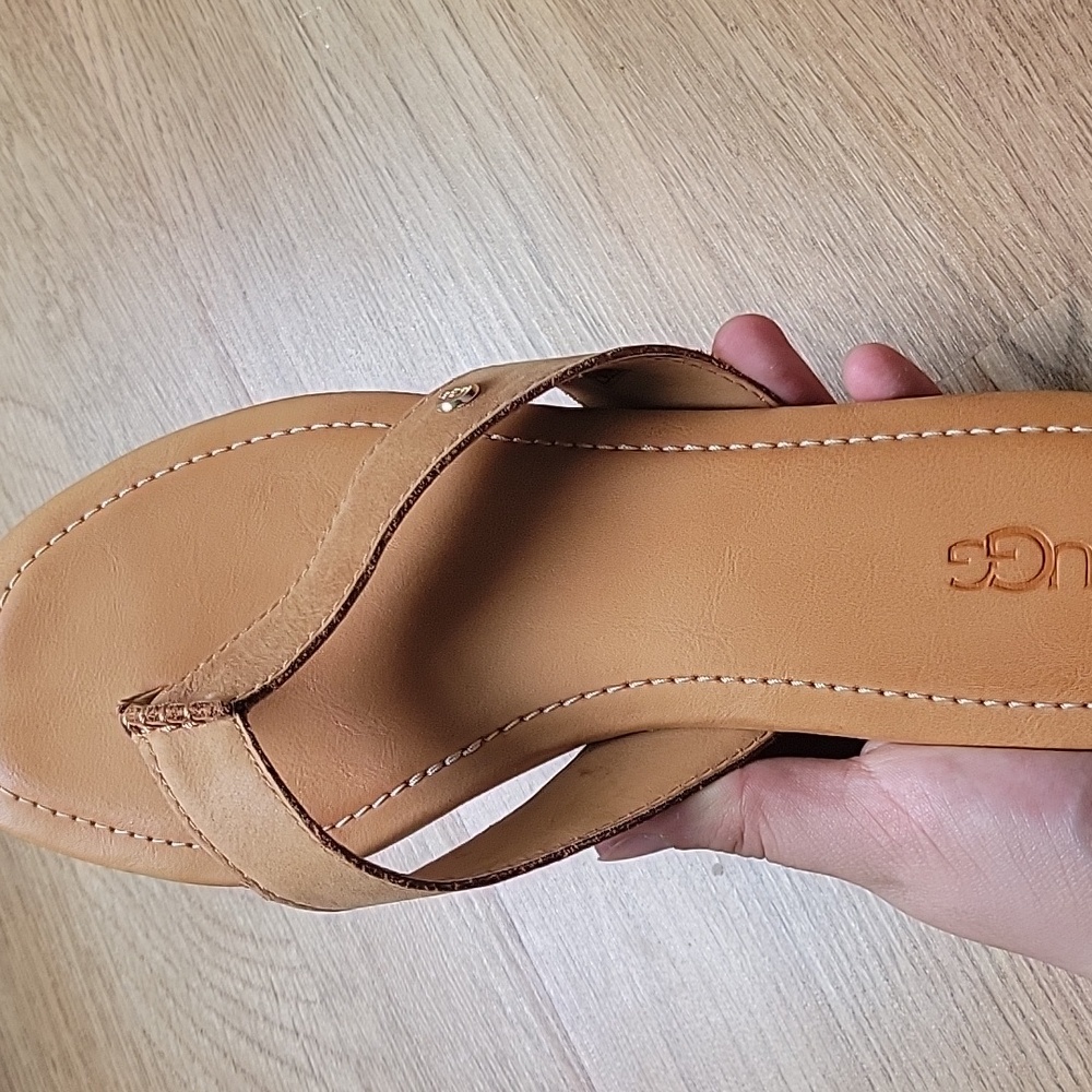 UGG Carey Flip Slide size 9 - Picture 3 of 6